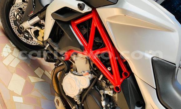 Ra Àlòkù Mv Agusta 600 funfun Mọto in Cotonou ni Benin Ra Àlòkù Mv Agusta 600 funfun Mọto in Cotonou ni Benin