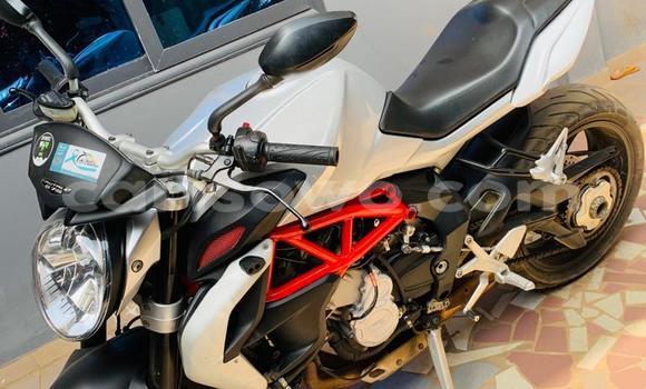 Ra Àlòkù Mv Agusta 600 funfun Mọto in Cotonou ni Benin Ra Àlòkù Mv Agusta 600 funfun Mọto in Cotonou ni Benin