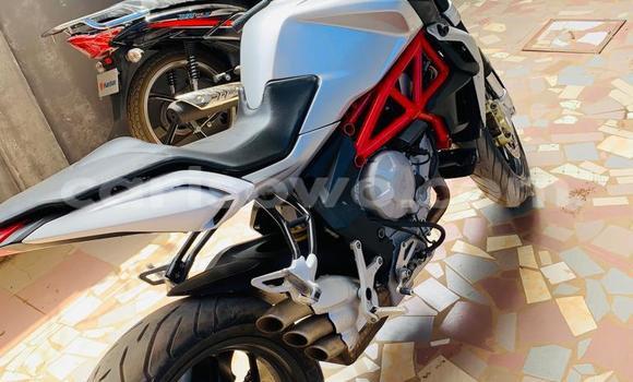 Ra Àlòkù Mv Agusta 600 funfun Mọto in Cotonou ni Benin Ra Àlòkù Mv Agusta 600 funfun Mọto in Cotonou ni Benin