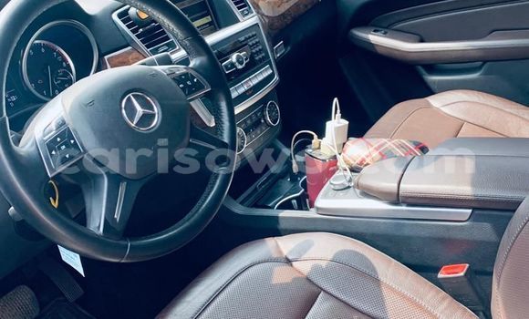 Acheter Occasion Voiture Mercedes-Benz ML–Class Blanc à Cotonou, Benin Acheter Occasion Voiture Mercedes-Benz ML–Class Blanc à Cotonou, Benin