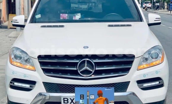 Acheter Occasion Voiture Mercedes-Benz ML–Class Blanc à Cotonou, Benin Acheter Occasion Voiture Mercedes-Benz ML–Class Blanc à Cotonou, Benin