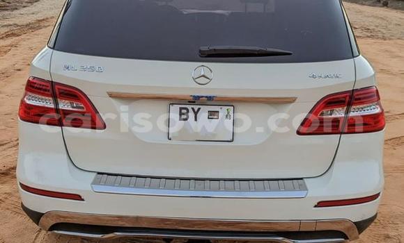 Ra Àlòkù Mercedes-Benz M-klasse funfun Ọkọ̀ in Cotonou ni Benin