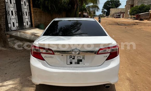 Ra Àlòkù Toyota Camry funfun Ọkọ̀ in Cotonou ni Benin