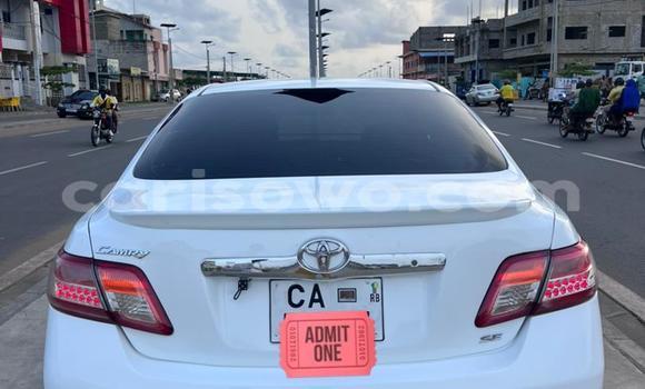 Ra Tuntun Toyota Camry funfun Ọkọ̀ in Cotonou ni Benin Ra Tuntun Toyota Camry funfun Ọkọ̀ in Cotonou ni Benin