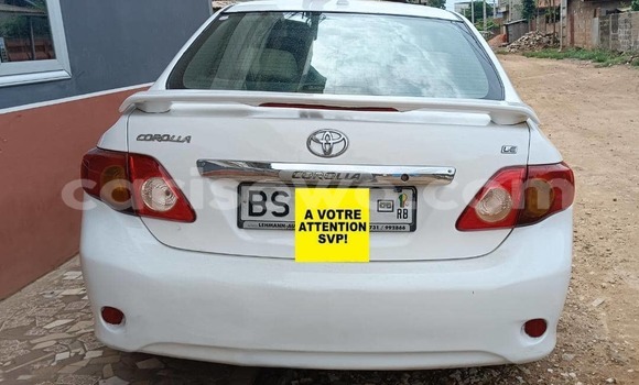 Sayi Na hannu Toyota Corolla White Mota in Cotonou a Benin