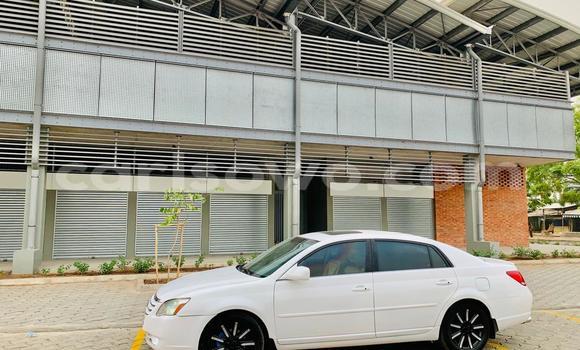 Sayi Na hannu Toyota Avalon White Mota in Cotonou a Benin