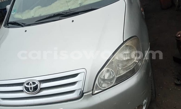 Sayi Na hannu Toyota Avensis Verso Azurfa Mota in Cotonou a Benin Sayi Na hannu Toyota Avensis Verso Azurfa Mota in Cotonou a Benin