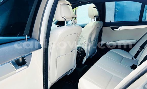 Sayi Na hannu Mercedes-Benz C-klasse Azurfa Mota in Cotonou a Benin Sayi Na hannu Mercedes-Benz C-klasse Azurfa Mota in Cotonou a Benin