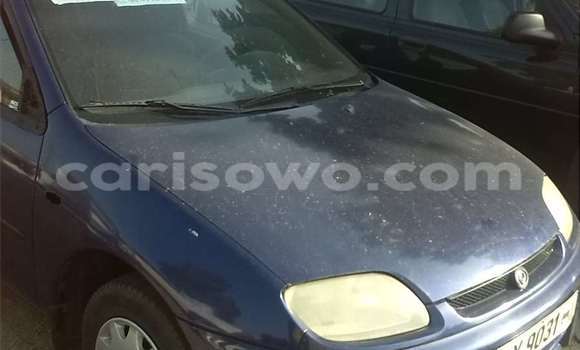 Sayi Na hannu Mazda 323 Blue Mota in Cotonou a Benin