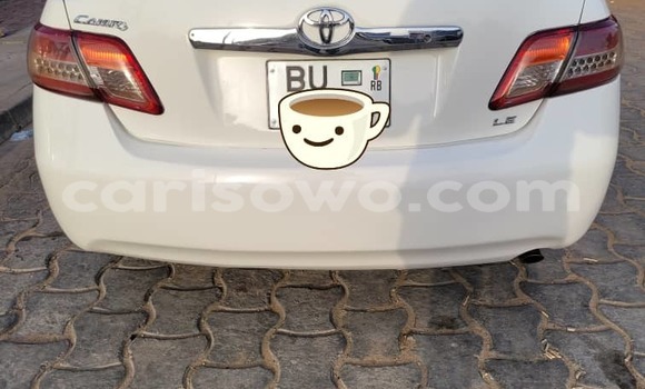 Ra Àlòkù Toyota Camry funfun Ọkọ̀ in Cotonou ni Benin