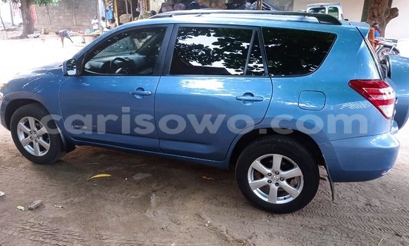Ra Àlòkù Toyota RAV4 Blue Ọkọ̀ in Cotonou ni Benin Ra Àlòkù Toyota RAV4 Blue Ọkọ̀ in Cotonou ni Benin