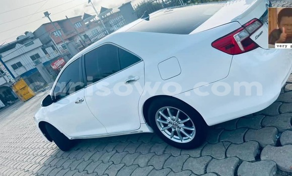 Ra Àlòkù Toyota Camry funfun Ọkọ̀ in Cotonou ni Benin Ra Àlòkù Toyota Camry funfun Ọkọ̀ in Cotonou ni Benin