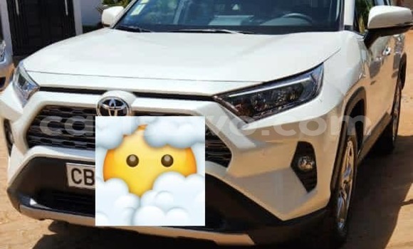 Sayi Na hannu Toyota RAV4 White Mota in Cotonou a Benin
