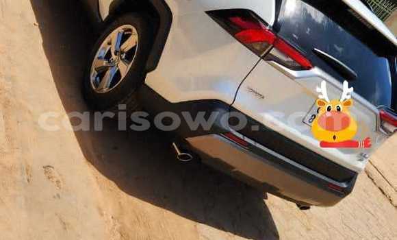 Acheter Neuf Voiture Toyota RAV4 Blanc à Cotonou, Benin