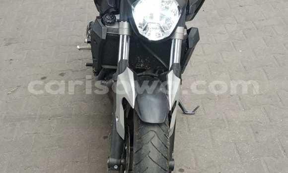 Sayi Na hannu Yamaha MT Azurfa Motsi in Cotonou a Benin