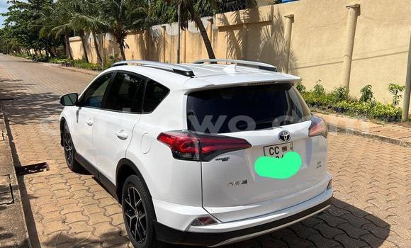 Ra Àlòkù Toyota RAV4 funfun Ọkọ̀ in Cotonou ni Benin Ra Àlòkù Toyota RAV4 funfun Ọkọ̀ in Cotonou ni Benin