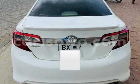 Ra Àlòkù Toyota Camry funfun Ọkọ̀ in Cotonou ni Benin