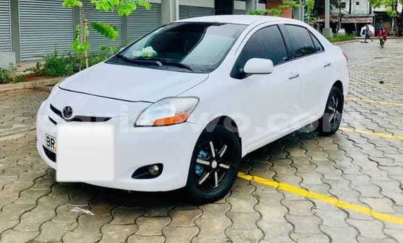 Sayi Na hannu Toyota Yaris White Mota in Cotonou a Benin Sayi Na hannu Toyota Yaris White Mota in Cotonou a Benin