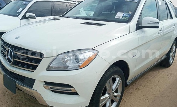 Ra Àlòkù Mercedes-Benz ML–Class funfun Ọkọ̀ in Cotonou ni Benin