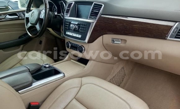 Acheter Occasion Voiture Mercedes-Benz ML–Class Blanc à Cotonou, Benin Acheter Occasion Voiture Mercedes-Benz ML–Class Blanc à Cotonou, Benin