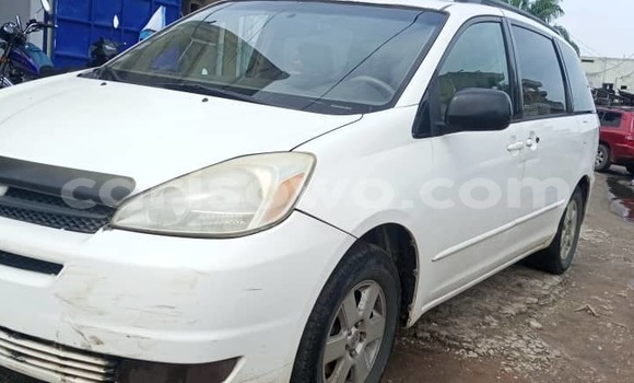 Sayi Na hannu Toyota Sienna White Mota in Cotonou a Benin