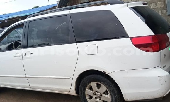 Ra Àlòkù Toyota Sienna funfun Ọkọ̀ in Cotonou ni Benin Ra Àlòkù Toyota Sienna funfun Ọkọ̀ in Cotonou ni Benin