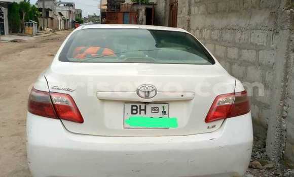 Sayi Na hannu Toyota Camry White Mota in Cotonou a Benin