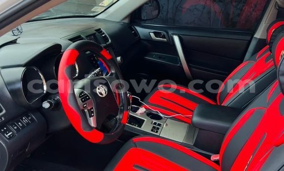 Sayi Na hannu Toyota Highlander White Mota in Cotonou a Benin Sayi Na hannu Toyota Highlander White Mota in Cotonou a Benin