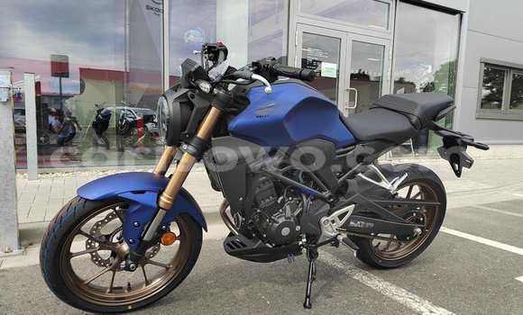 Sayi Sabo Honda CB Blue Motsi in Cotonou a Benin