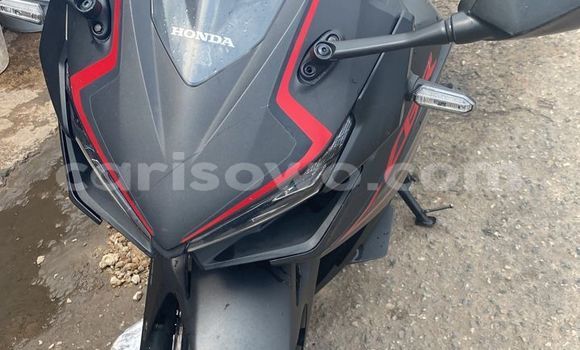 Sayi Sabo Honda CB Red Motsi in Cotonou a Benin