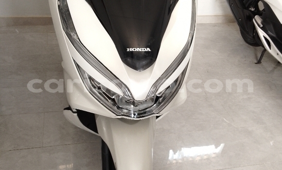 Acheter Neuf Moto Honda PCX Blanc à Cotonou, Benin Acheter Neuf Moto Honda PCX Blanc à Cotonou, Benin