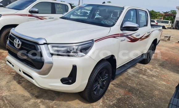 Sayi Sabo Toyota Hilux White Mota in Cotonou a Benin