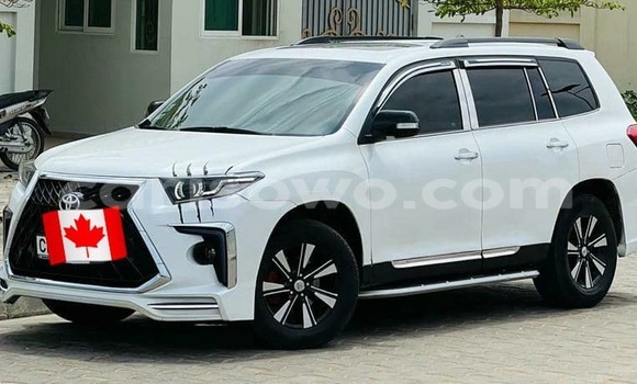 Ra Àlòkù Toyota Highlander funfun Ọkọ̀ in Cotonou ni Benin