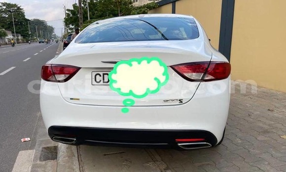 Sayi Na hannu Chrysler 200 White Mota in Cotonou a Benin Sayi Na hannu Chrysler 200 White Mota in Cotonou a Benin