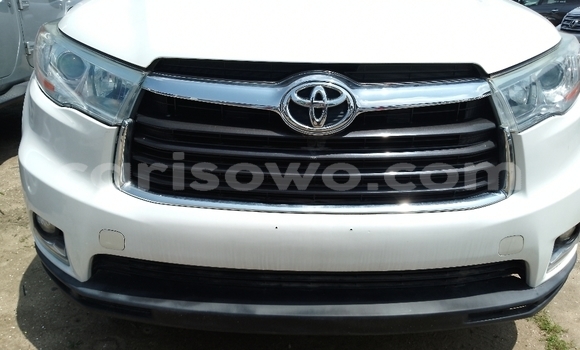 Ra Imported Toyota Highlander funfun Ọkọ̀ in Cotonou ni Benin