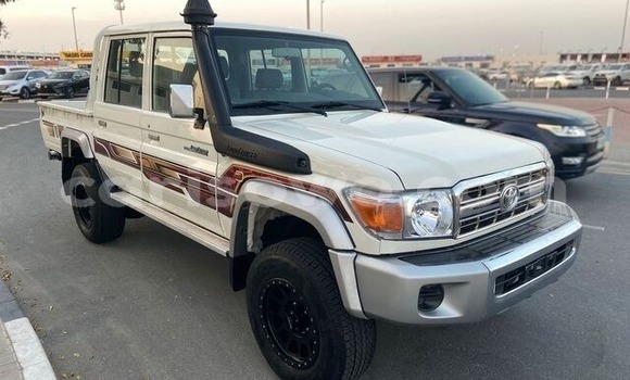 Acheter Occasion Voiture Toyota Land Cruiser Blanc à Malanville, Benin Acheter Occasion Voiture Toyota Land Cruiser Blanc à Malanville, Benin