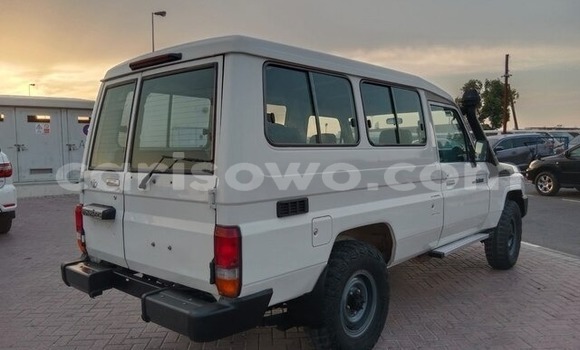 Acheter Occasion Voiture Toyota Land Cruiser Blanc à Kétou, Benin Acheter Occasion Voiture Toyota Land Cruiser Blanc à Kétou, Benin