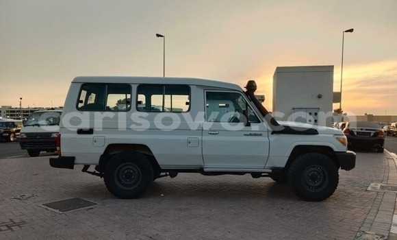 Acheter Occasion Voiture Toyota Land Cruiser Blanc à Kétou, Benin Acheter Occasion Voiture Toyota Land Cruiser Blanc à Kétou, Benin