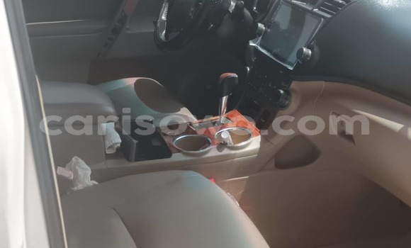 Ra Àlòkù Toyota Highlander funfun Ọkọ̀ in Cotonou ni Benin Ra Àlòkù Toyota Highlander funfun Ọkọ̀ in Cotonou ni Benin