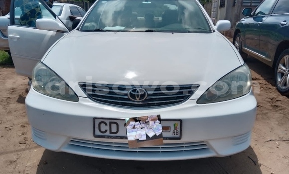 Sayi Na hannu Toyota Camry White Mota in Cotonou a Benin