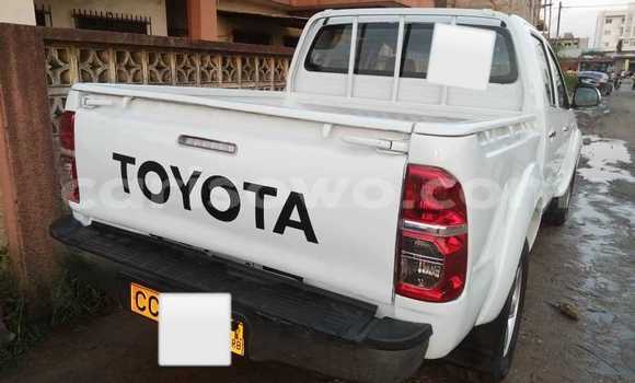 Ra Àlòkù Toyota Hilux funfun Ọkọ̀ in Cotonou ni Benin
