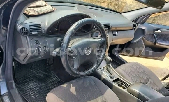 Sayi Na hannu Mercedes Viano Azurfa Mota in Cotonou a Benin