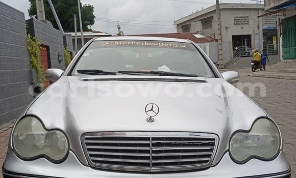 Sayi Na hannu Mercedes Viano Azurfa Mota in Cotonou a Benin