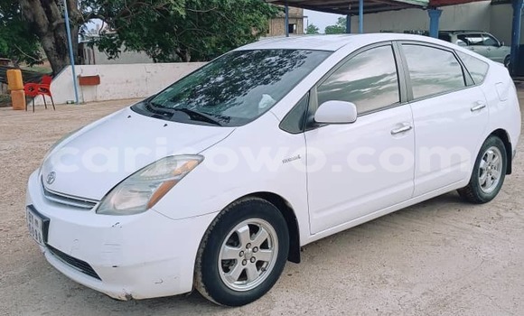 Sayi Na hannu Toyota Prius White Mota in Cotonou a Benin Sayi Na hannu Toyota Prius White Mota in Cotonou a Benin
