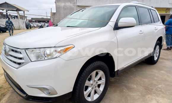 Ra Àlòkù Toyota Highlander funfun Ọkọ̀ in Cotonou ni Benin