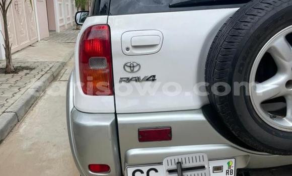 Ra Àlòkù Toyota RAV4 funfun Ọkọ̀ in Cotonou ni Benin