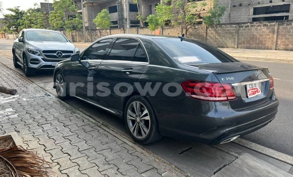Ra Àlòkù Mercedes-Benz E-Classe Silver Ọkọ̀ in Cotonou ni Benin Ra Àlòkù Mercedes-Benz E-Classe Silver Ọkọ̀ in Cotonou ni Benin