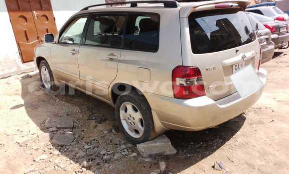 Sayi Na hannu Toyota Highlander Azurfa Mota in Cotonou a Benin