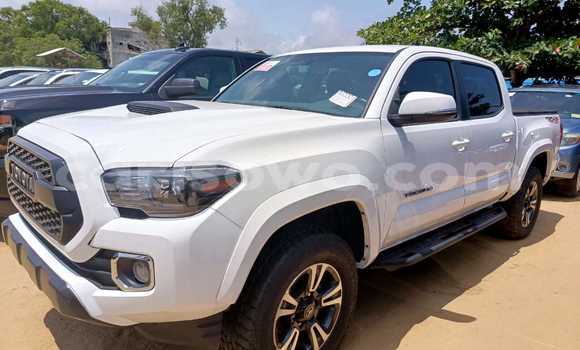 Ra Àlòkù Toyota Tacoma funfun Ọkọ̀ in Cotonou ni Benin