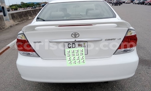 Sayi Na hannu Toyota Camry White Mota in Cotonou a Benin
